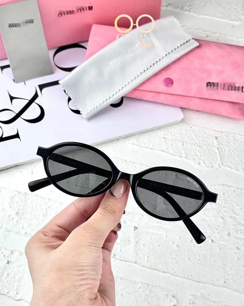 عینک آفتابی زنانه میومیو مدل MIU MIU SMU04Z (SL) — تصویر ۴