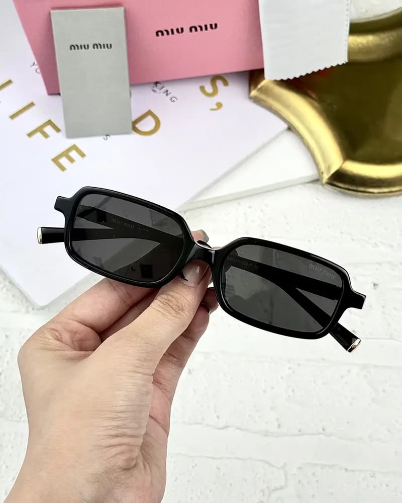 عینک آفتابی زنانه میومیو مدل MIU MIU SMU 11ZS-F — تصویر ۴