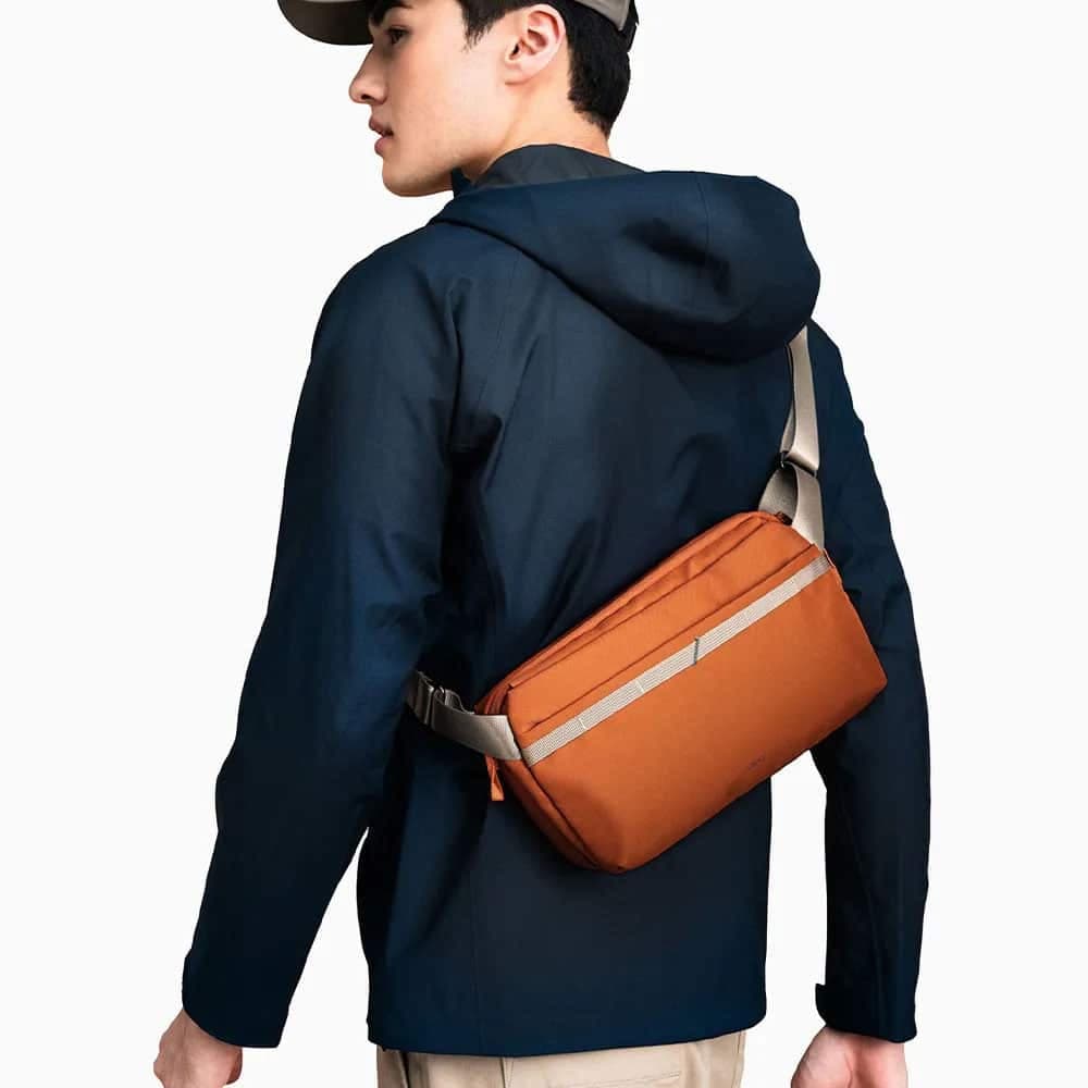 کیف رودوشی یونیک مدل UNIQ Denver 5L رنگ خاکی — تصویر ۲