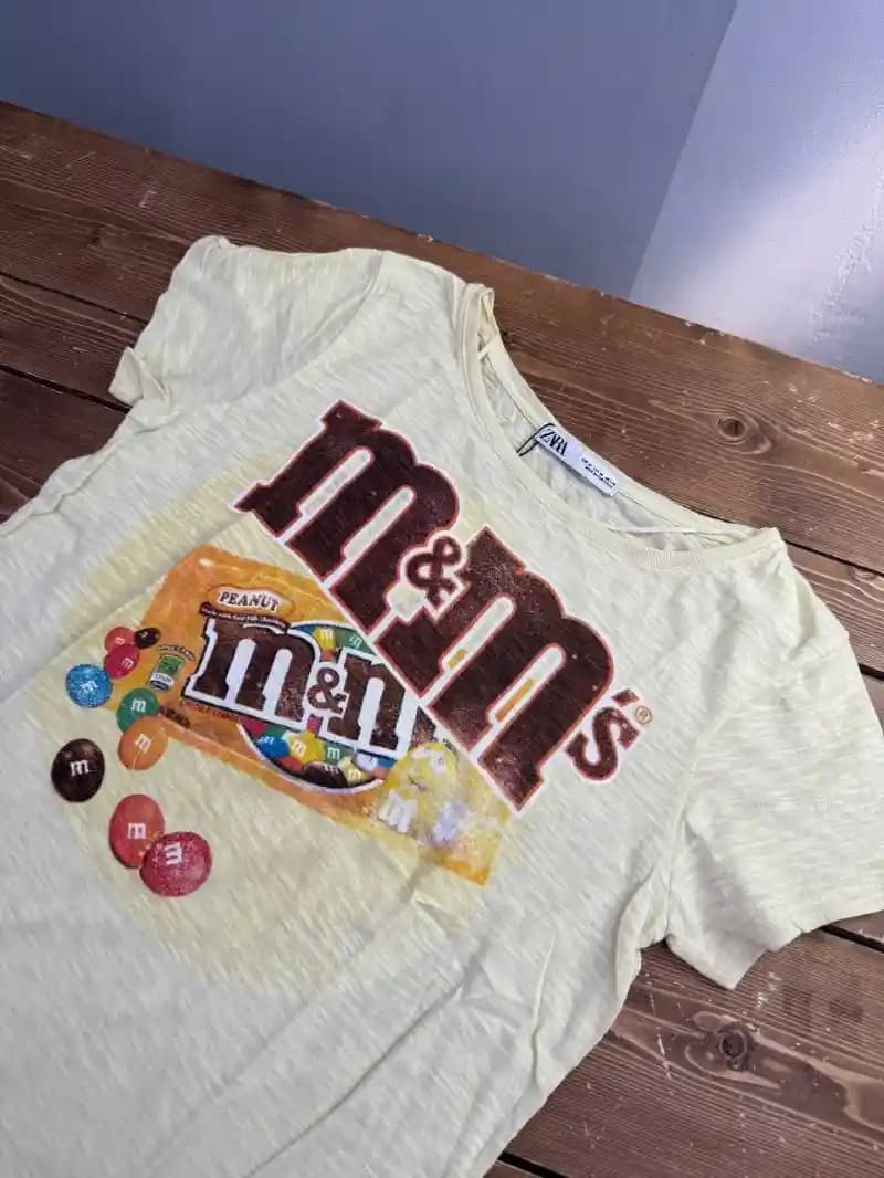 تیشرت زنانه کرم طرح M&M — تصویر ۲