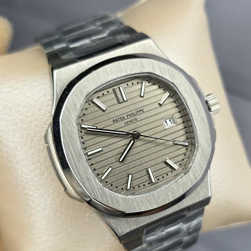 ساعت مچی مردانه پتک فیلیپ موتور ژاپن مدل ناتیلوس نقره ای خاکستری (Patek Philippe Nautilus) — تصویر ۹