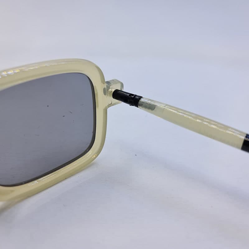 عینک آفتابی مربعی شکل با فریم رنگ کرمی و مشکی برند دیور مدل FG888 — تصویر ۷