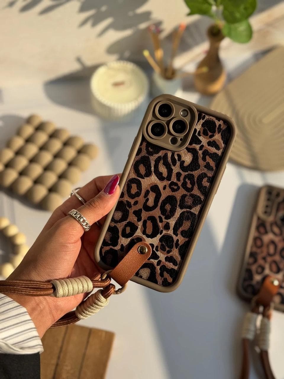 قاب پلنگی قهوه ای سالید با آویز آیفون سامسونگ شیائومی (کدC1925) مناسب برای Poco X6PRo — تصویر ۳