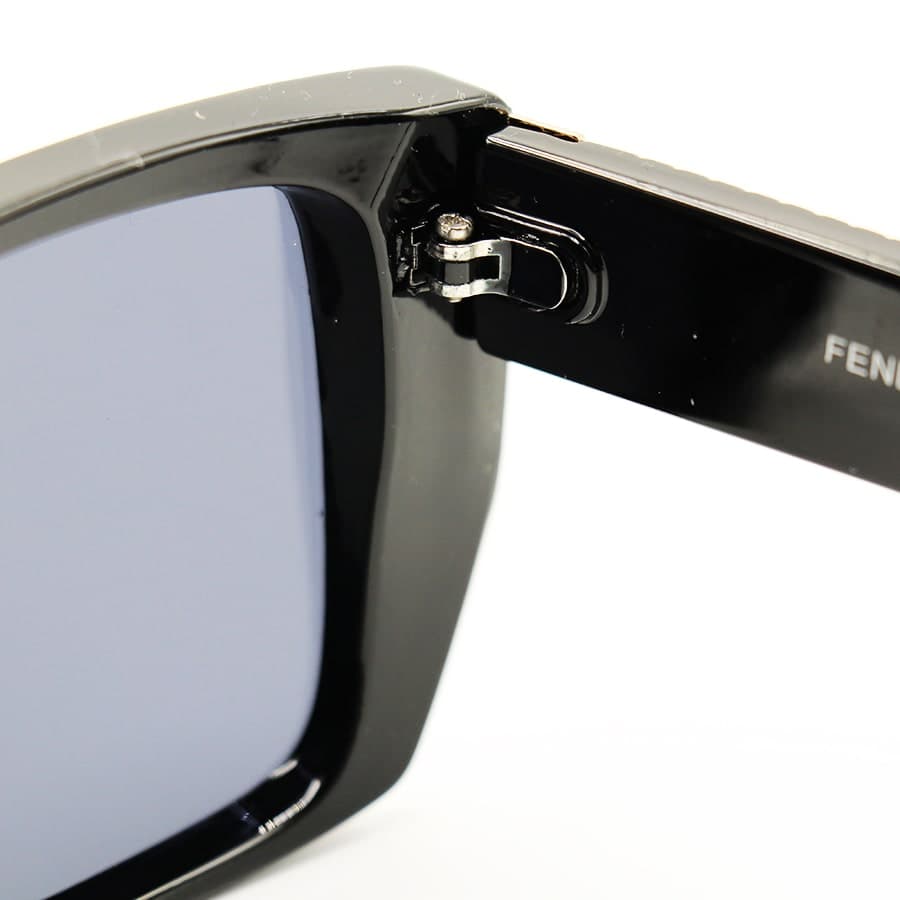عینک آفتابی مربعی FENDI با فریم مشکی رنگ، از جنس کائوچو و لنز دودی تیره مدل 3376 — تصویر ۴