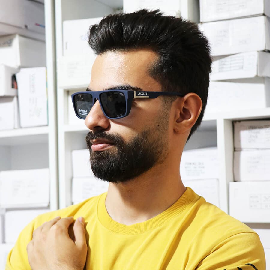 عینک آفتابی مستطیلی LACOSTE با فریم سرمه ای مات، عدسی پلاریزه و دودی تیره مدل 21065 — تصویر ۶
