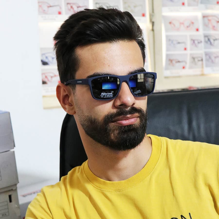 عینک آفتابی پلاریزه CARRERA با فریم مربعی شکل، قهوه ای براق و لنز قهوه ای تیره مدل 21103 — تصویر ۶