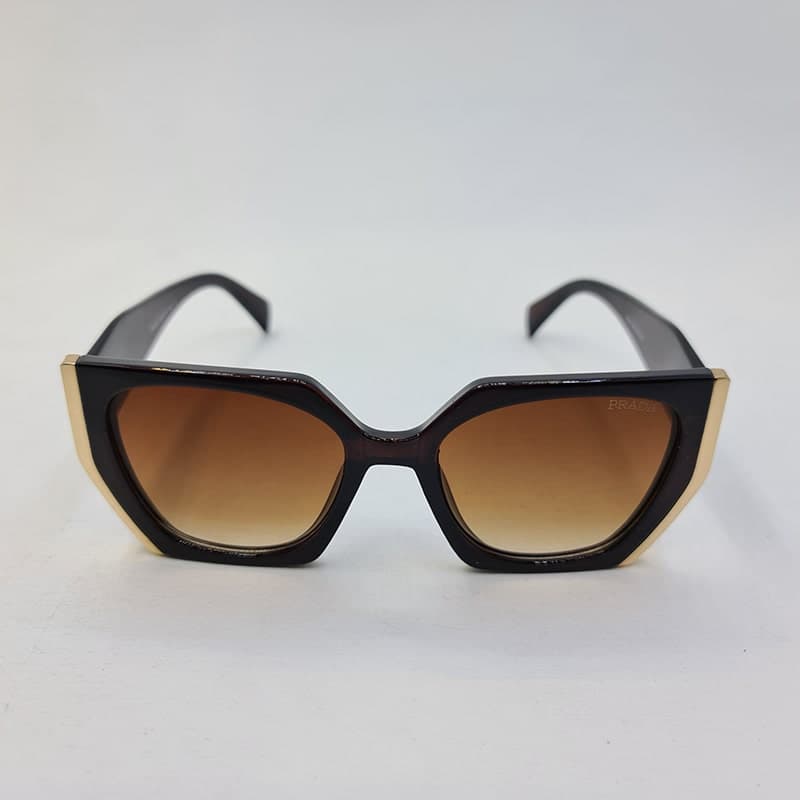 عینک آفتابی برند PRADA با فریم و لنز قهوه ای رنگ و دسته پهن مدل 8821 — تصویر ۳