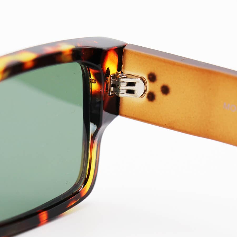 عینک آفتابی MOSCOT با فریم مستطیلی شکل، رنگ هاوانا، دسته قهوه ای و عدسی سبز تیره مدل 6028 — تصویر ۴