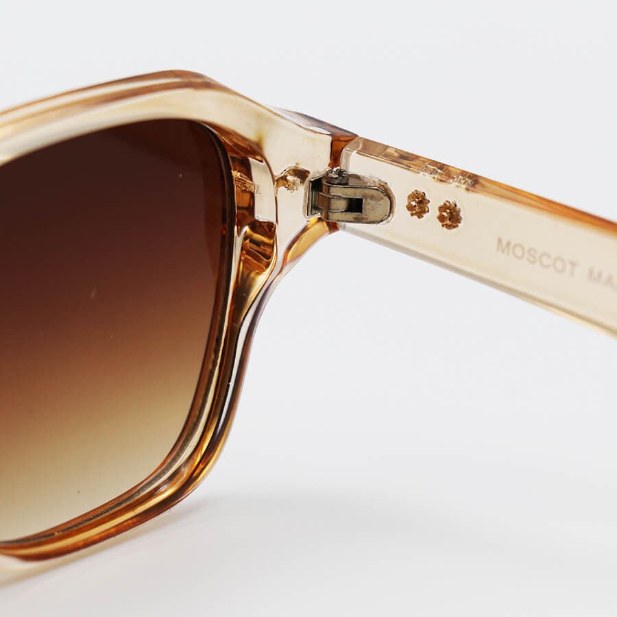 عینک آفتابی MOSCOT با فریم مربعی کوچک، عسلی رنگ و لنز قهوه ای هایلایت مدل 6036 — تصویر ۴