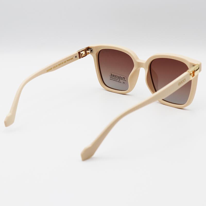 عینک آفتابی GUCCI با فریم مربعی شکل، کرمی رنگ و عدسی قهوه ای و پلرایزد مدل D2345P — تصویر ۳