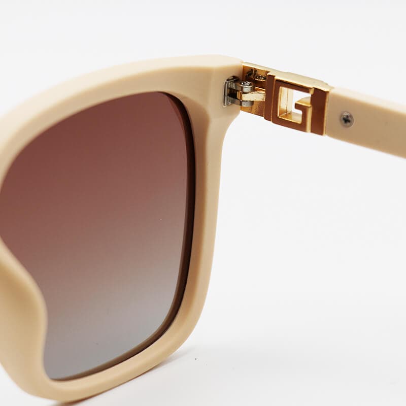 عینک آفتابی GUCCI با فریم مربعی شکل، کرمی رنگ و عدسی قهوه ای و پلرایزد مدل D2345P — تصویر ۴