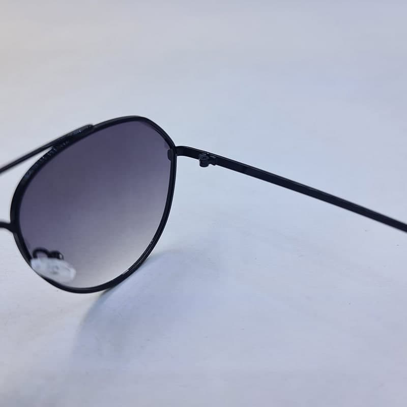 عینک آفتابی پلیس با فریم خلبانی و مشکی رنگ و عدسی دودی مدل 9639 — تصویر ۷