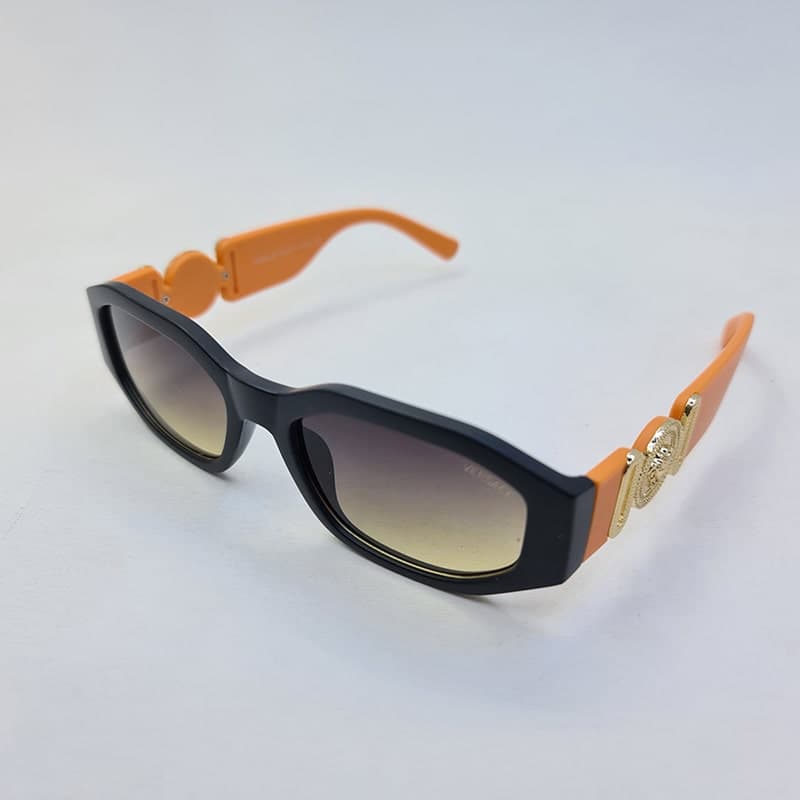 عینک آفتابی VERSACE با فریم مشکی و دسته نارنجی و لنز دودی مدل 21008 — تصویر ۴