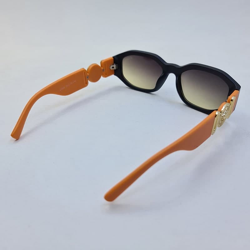 عینک آفتابی VERSACE با فریم مشکی و دسته نارنجی و لنز دودی مدل 21008 — تصویر ۷