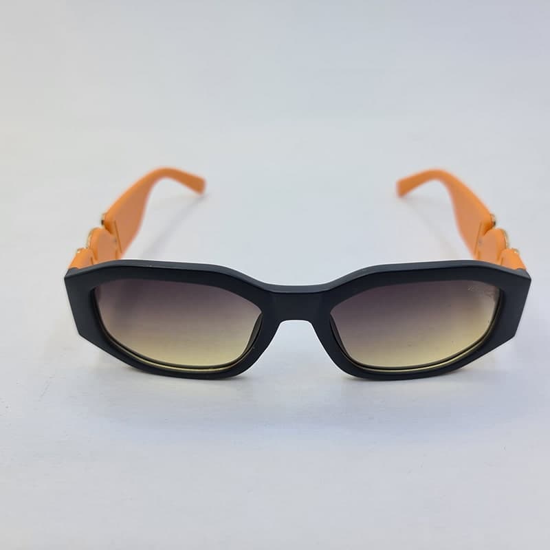 عینک آفتابی VERSACE با فریم مشکی و دسته نارنجی و لنز دودی مدل 21008 — تصویر ۳