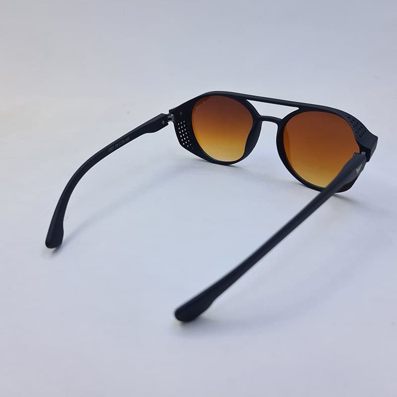 عینک آفتابی Emporio Armani با رنگ فریم مشکی مات، بغل‌دار، شکل گرد و لنز آینه‌ای و آبی رنگ مدل 1807 — تصویر ۶