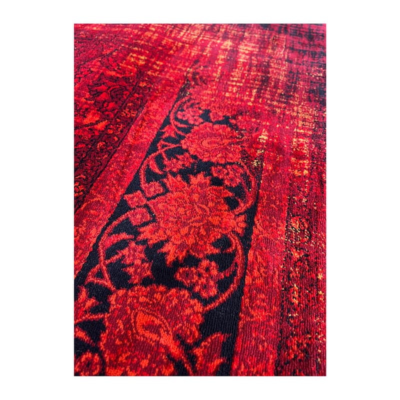 فرش ماشینی 700 شانه فرش بزرگمهر زمینه لاکی حاشیه لاکی طرح بلوچی کد 78039 — تصویر ۳