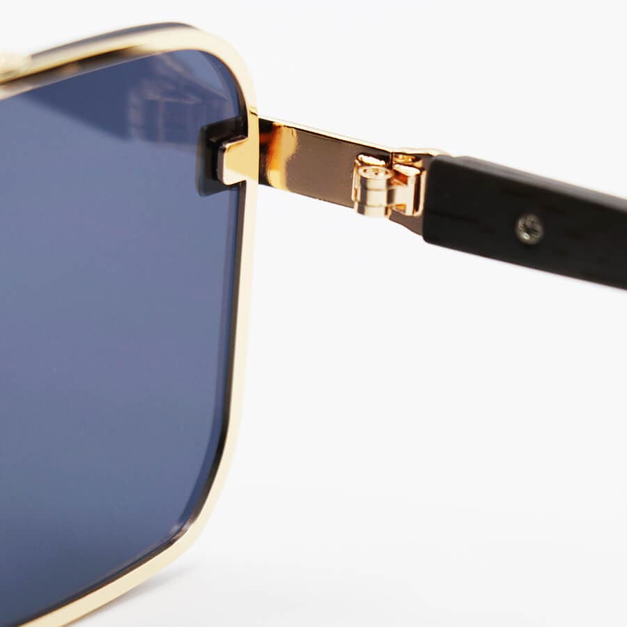 عینک آفتابی Cartier با فریم طلایی رنگ، مستطیلی شکل، لنز دودی تیره و دسته چوبی مدل 22046 — تصویر ۴