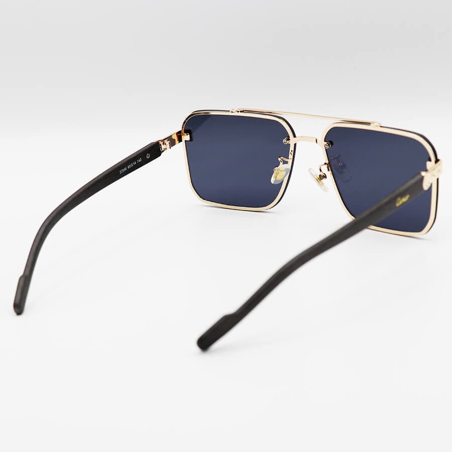 عینک آفتابی Cartier با فریم طلایی رنگ، مستطیلی شکل، لنز دودی تیره و دسته چوبی مدل 22046 — تصویر ۳