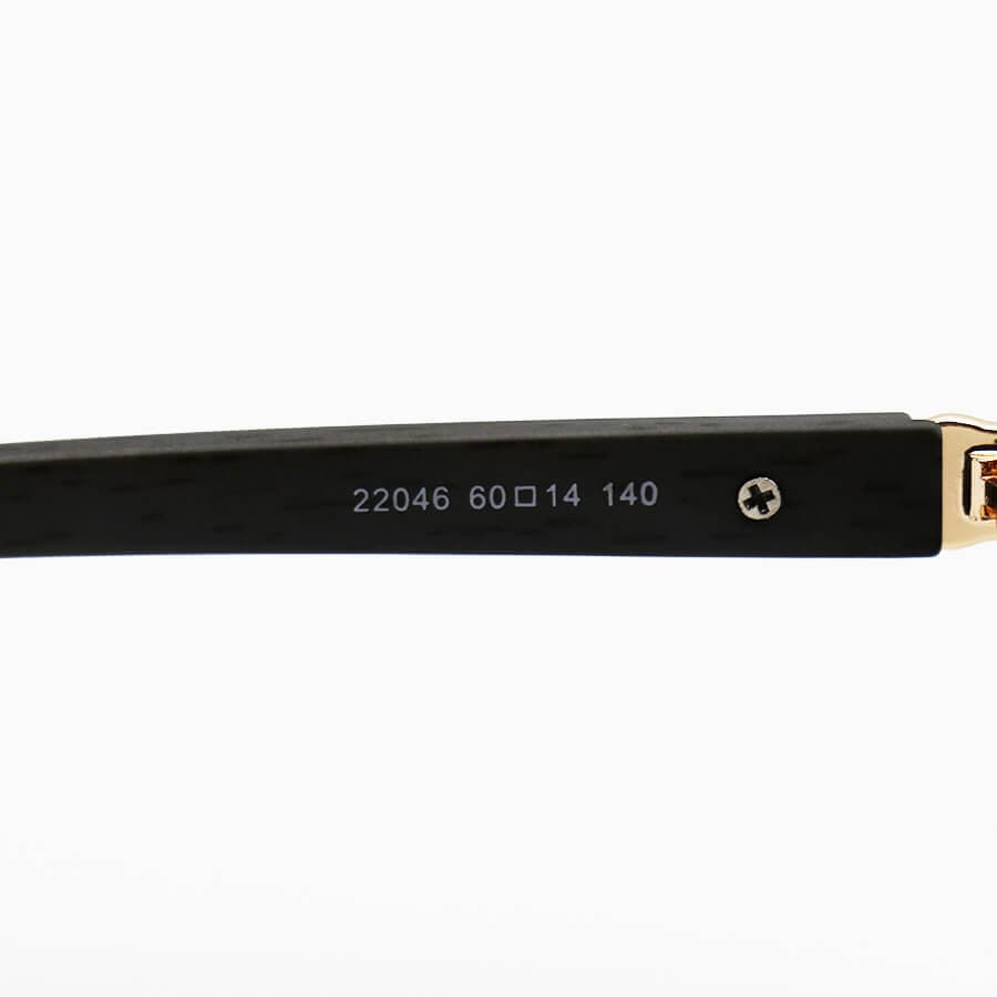 عینک آفتابی Cartier با فریم طلایی رنگ، مستطیلی شکل، لنز دودی تیره و دسته چوبی مدل 22046 — تصویر ۶