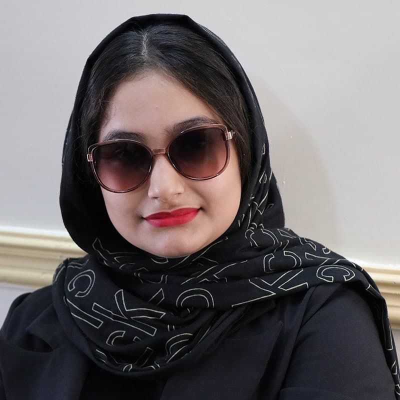 عینک آفتابی زنانه با فریم گربه ای، قهوه ای و شاین دار جیمی چو مدل 1005 — تصویر ۲
