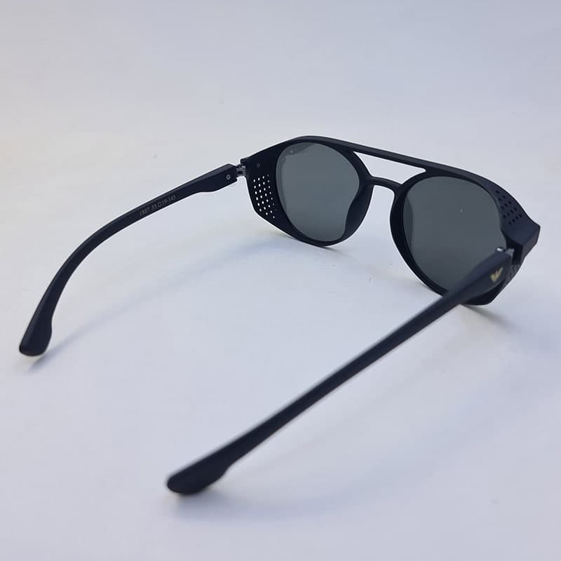 عینک آفتابی Emporio Armani با رنگ فریم مشکی مات، بغل‌دار، شکل گرد و لنز آینه‌ای و نقره‌ای رنگ مدل 1807 — تصویر ۷
