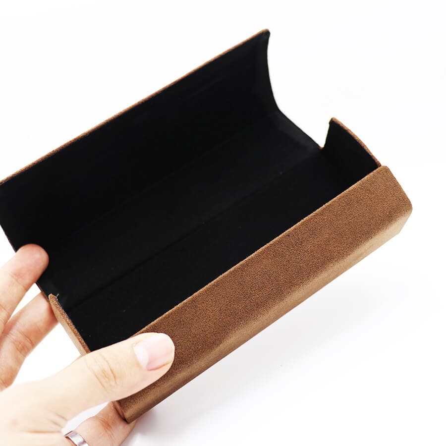 قاب عینک مگنتی از جنس مخمل نرم و رنگ قهوه ای مدل 992575 — تصویر ۳
