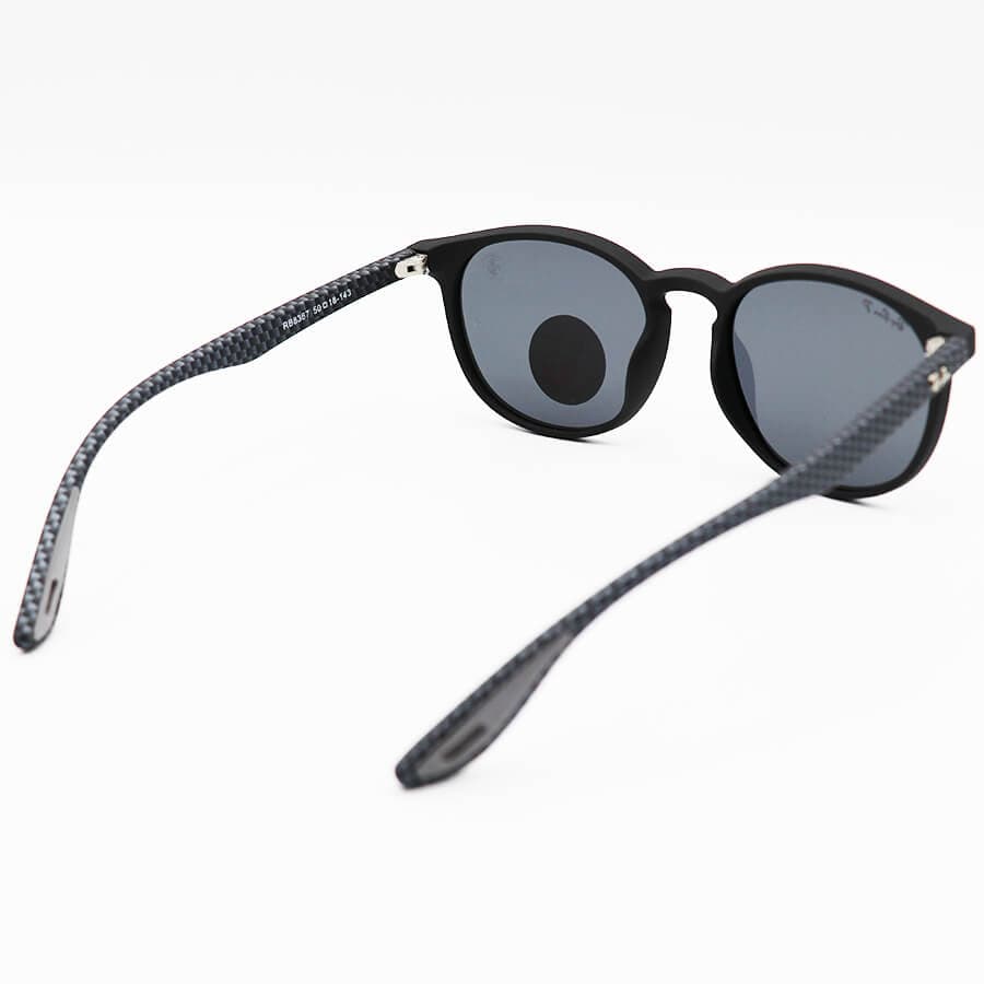 عینک آفتابی گرد FERRARI و Ray-Ban با فریم سفید رنگ (یخی)، دسته شطرنجی و لنز پلاریزه مدل RB8367 — تصویر ۸