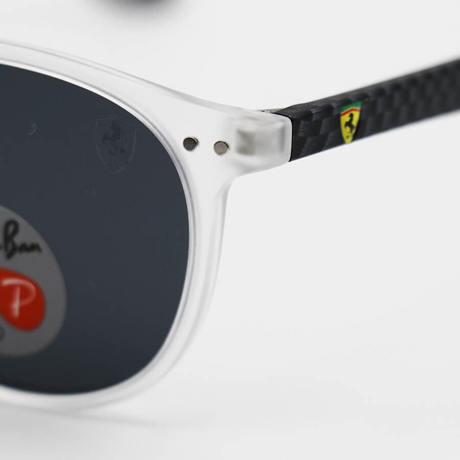 عینک آفتابی گرد FERRARI و Ray-Ban با فریم سفید رنگ (یخی)، دسته شطرنجی و لنز پلاریزه مدل RB8367 — تصویر ۵