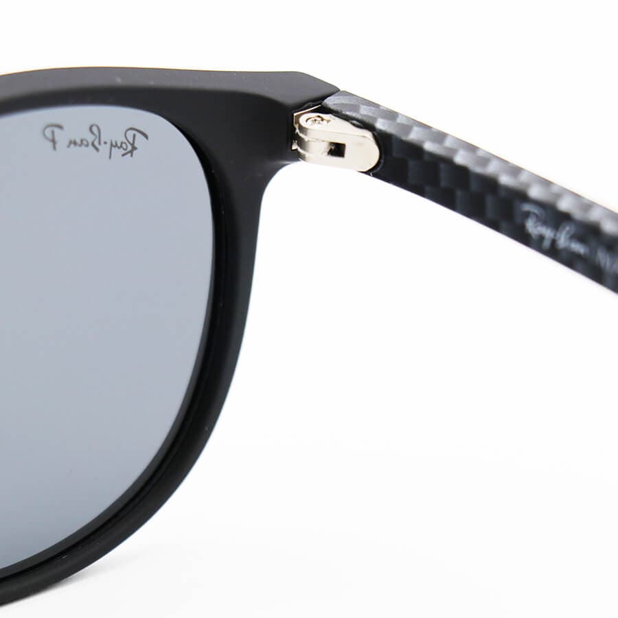 عینک آفتابی گرد FERRARI و Ray-Ban با فریم سفید رنگ (یخی)، دسته شطرنجی و لنز پلاریزه مدل RB8367 — تصویر ۹