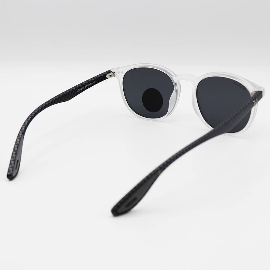 عینک آفتابی گرد FERRARI و Ray-Ban با فریم سفید رنگ (یخی)، دسته شطرنجی و لنز پلاریزه مدل RB8367 — تصویر ۳