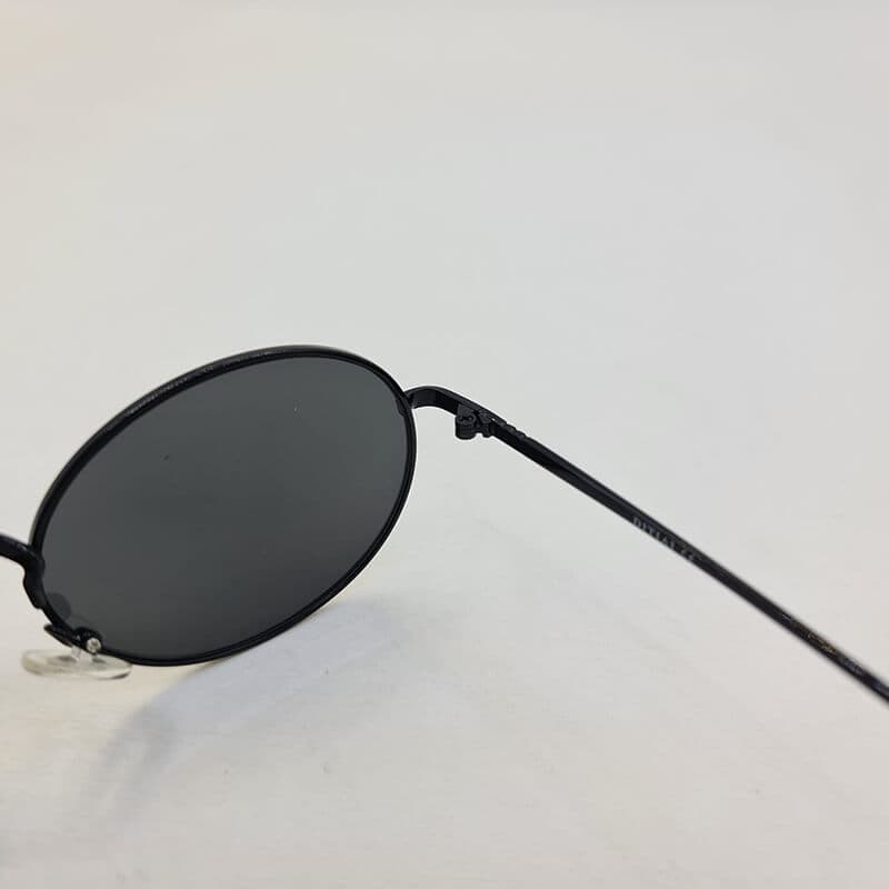 عینک آفتابی بیضی شکل با فریم مشکی و عدسی تیره DITIAI مدل 7571 — تصویر ۷
