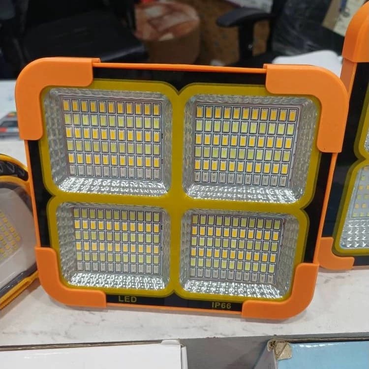 چراغ پرژکتور خورشیدی 100 وات بدون نیاز به برق و باطری