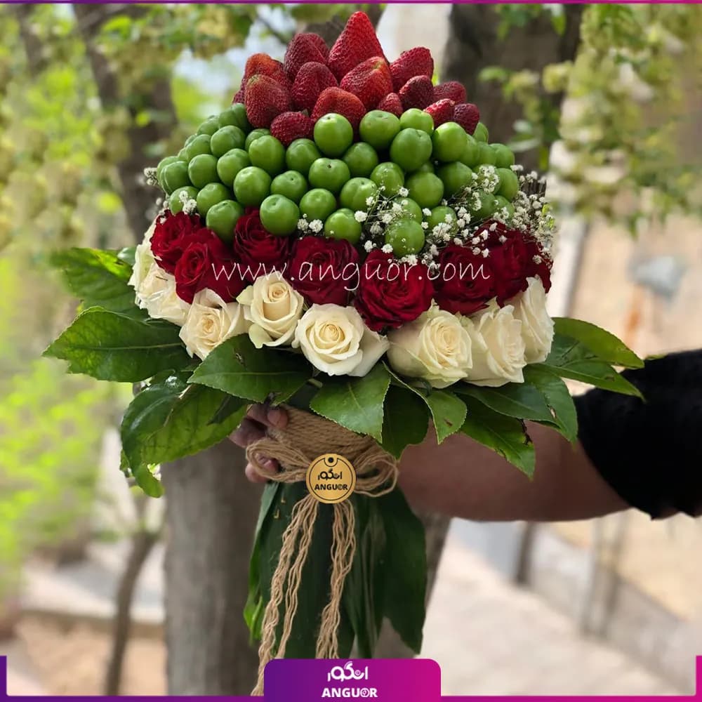 دسته گل نوبرانه توت فرنگی و گل رز
