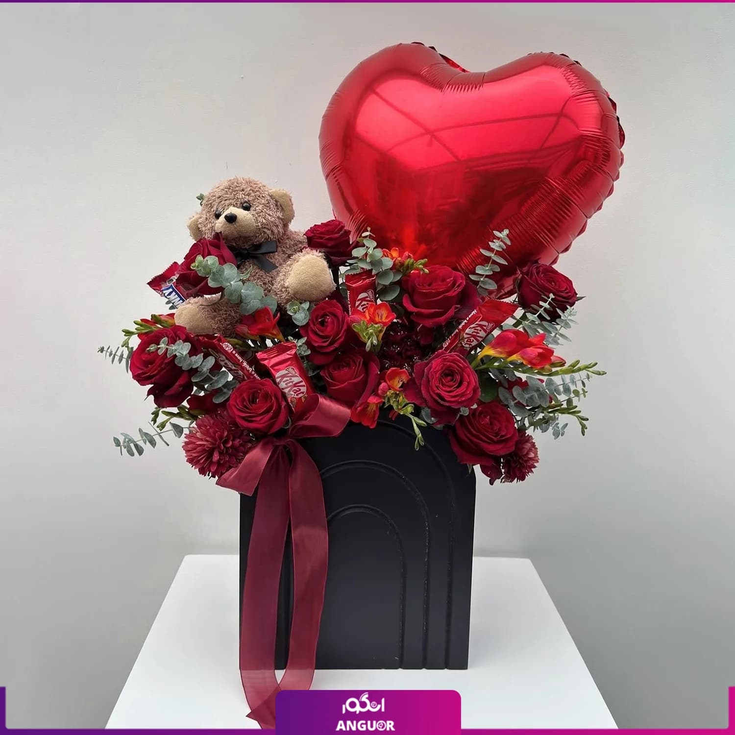 باکس گل ولنتاین خاص (شکلات، عروسک و بادکنک)