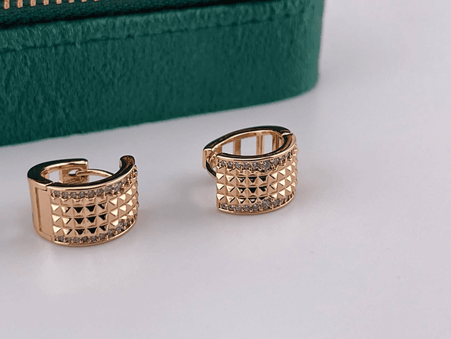 گوشواره حلقه ای طلایی همراه با نگین کاری — تصویر ۲