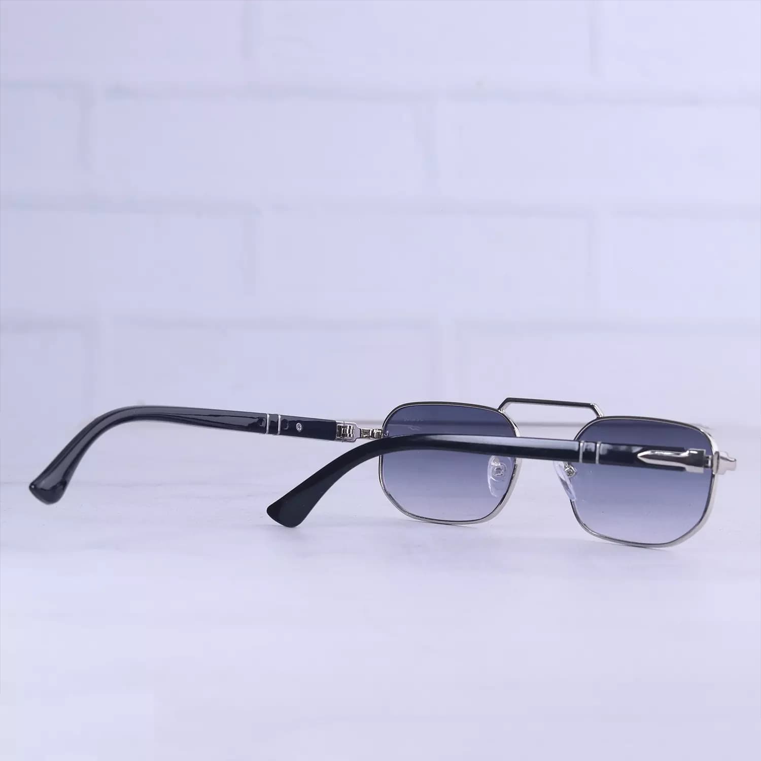 عینک آفتابی پرسول فریم فلزی نقره ای عدسی آبی MT 3081/8 — تصویر ۳