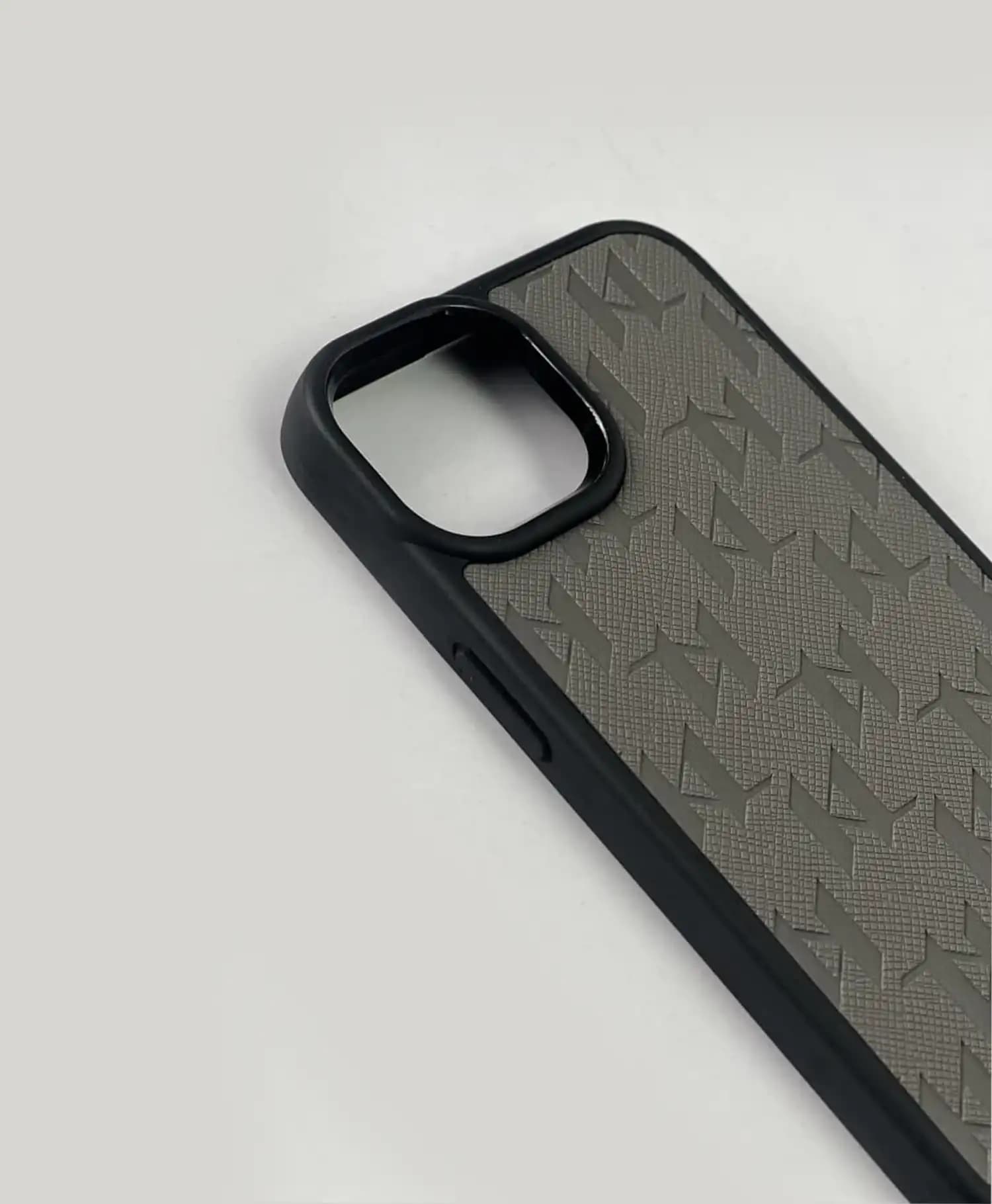 قاب برجسته کارل زنجیری گوشی موبایل آیفون Iphone 13 — تصویر ۴