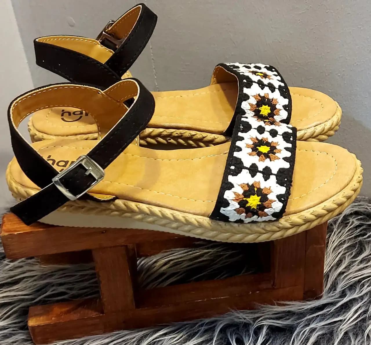 صندل سنتی گلدوزی کد 4212 — تصویر ۲