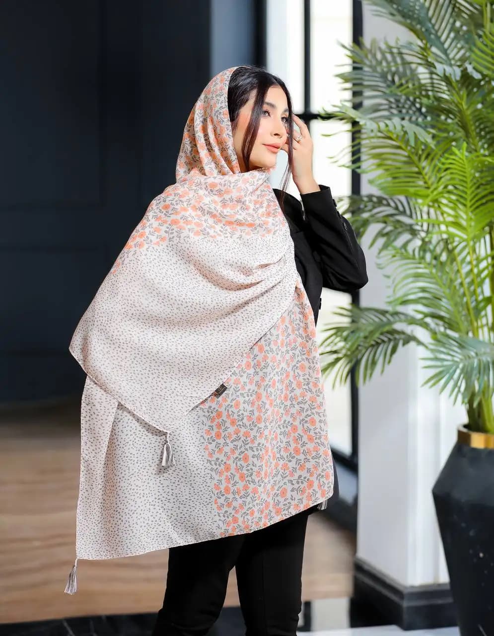 شال چاپی خیس پارچه سیا اسکارف منگوله دار کد 4132