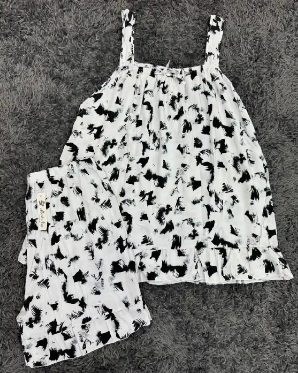تاپ و شورتک راحتی زنانه پارچه نخی کد ۱۰۴۳