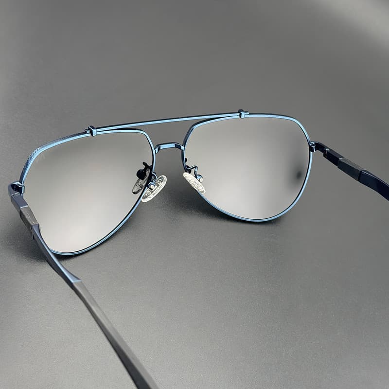 عینک آفتابی خلبانی (Aviator) مردانه آلبرت وگ مدل 6322C102-P101 Polarized Avantgarde Visionary — تصویر ۹