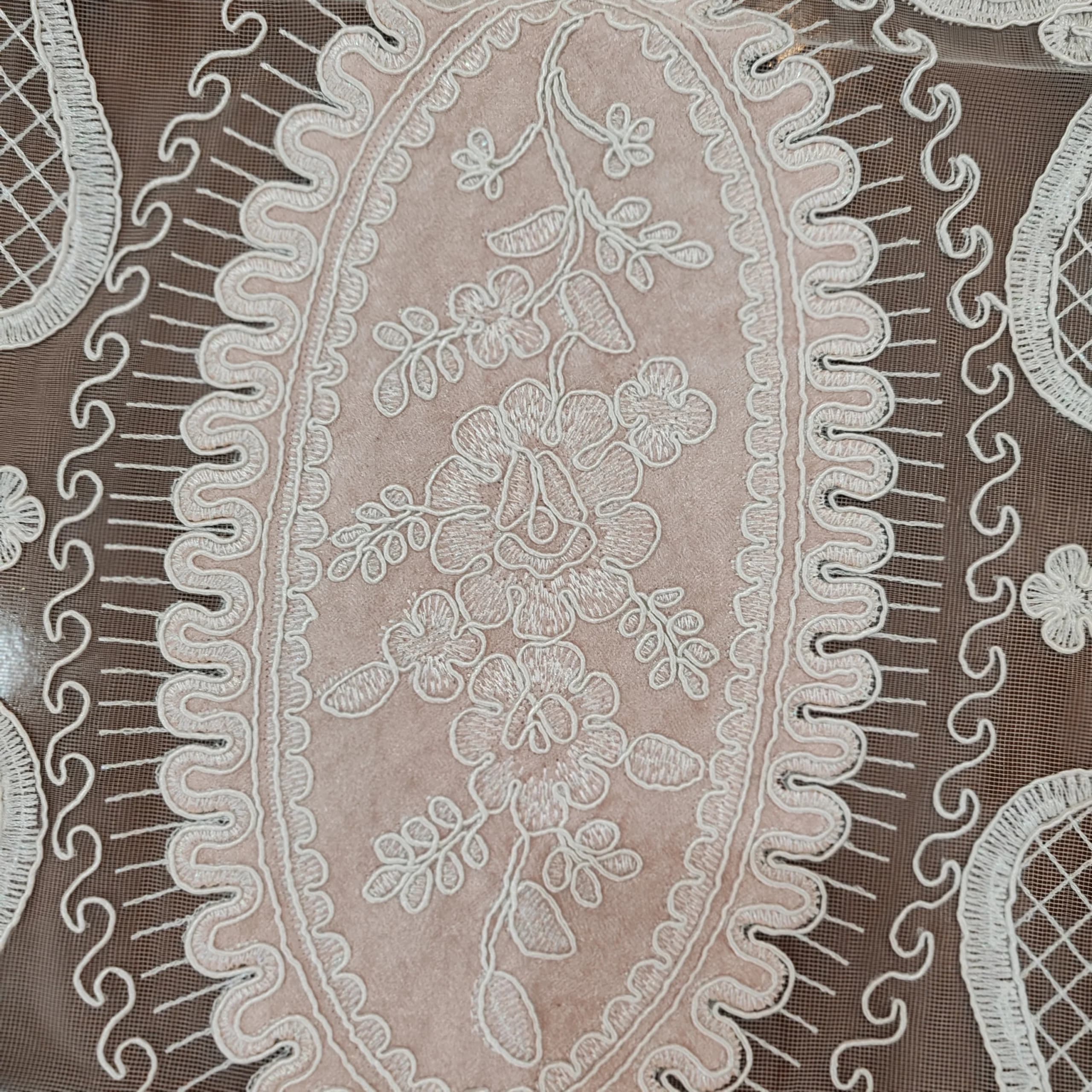 رومیزی مخمل دانتل بیضی سه تکه ترک سفید صورتی — تصویر ۵