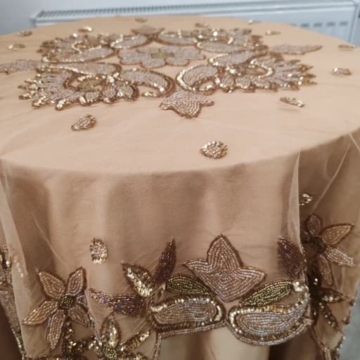 رومیزی مربع تور ملیلیه و پولک دوزی هندی 1*1 — تصویر ۵