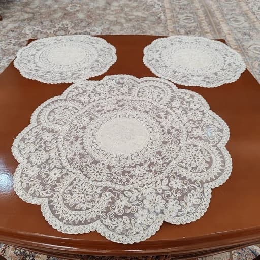رومیزی گرد دانتل مخمل سه تکه طرح ورساچه ایرانی — تصویر ۴