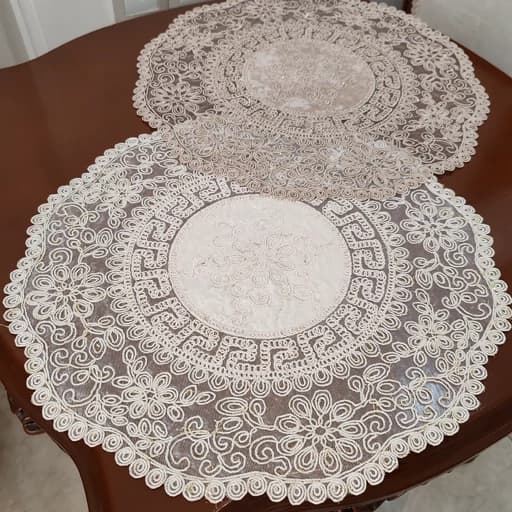 رومیزی گرد دانتل مخمل سه تکه طرح ورساچه ایرانی — تصویر ۶