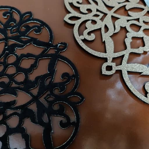 رومیزی توسینی گرد چرم اکلیلی طرح بهار 20 سانت — تصویر ۳