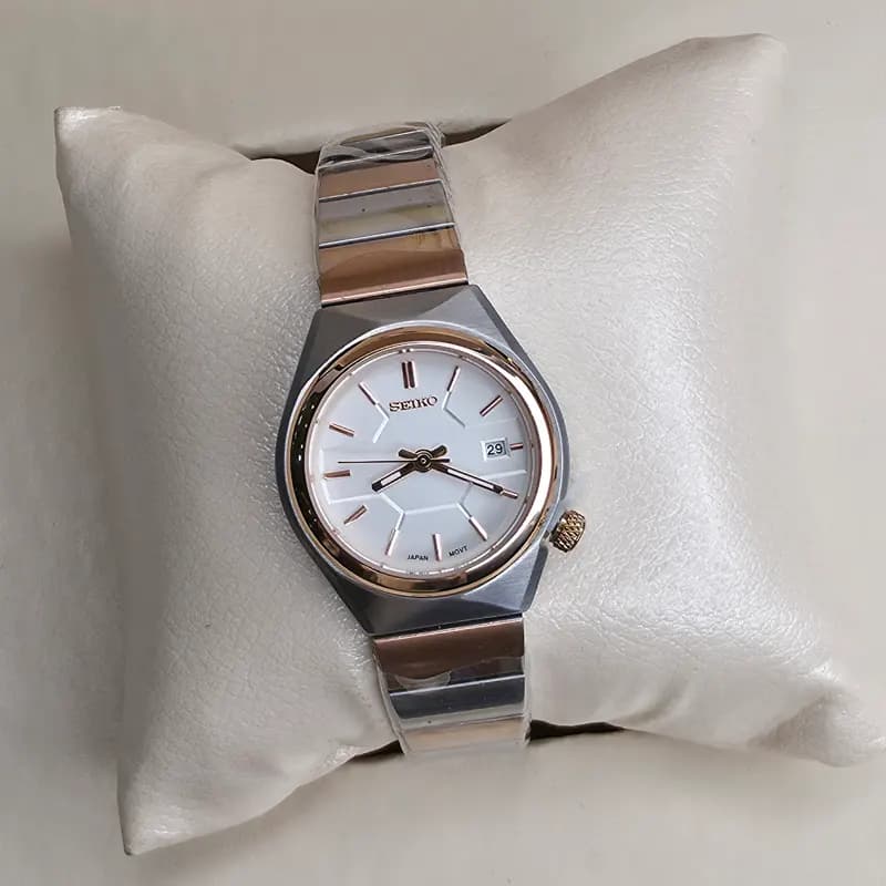 ساعت مچی ست اورجینال سیکو جنرال موتور ژاپن نقره ای رزگلد سفید مدل 1111G — تصویر ۴