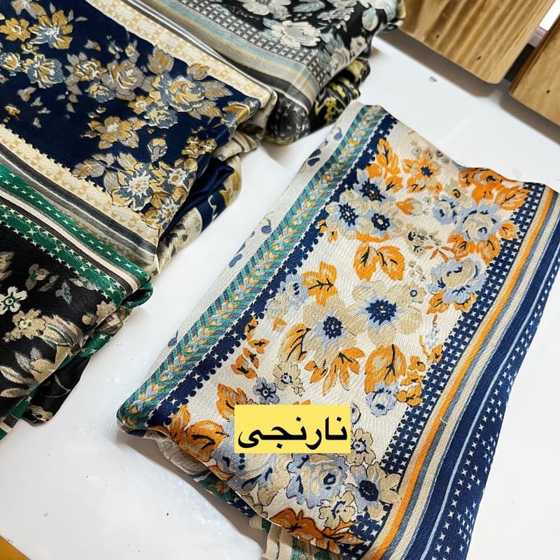 روسری زنانه حریر ابریشم مجلسی گلدار کد 134 — تصویر ۳