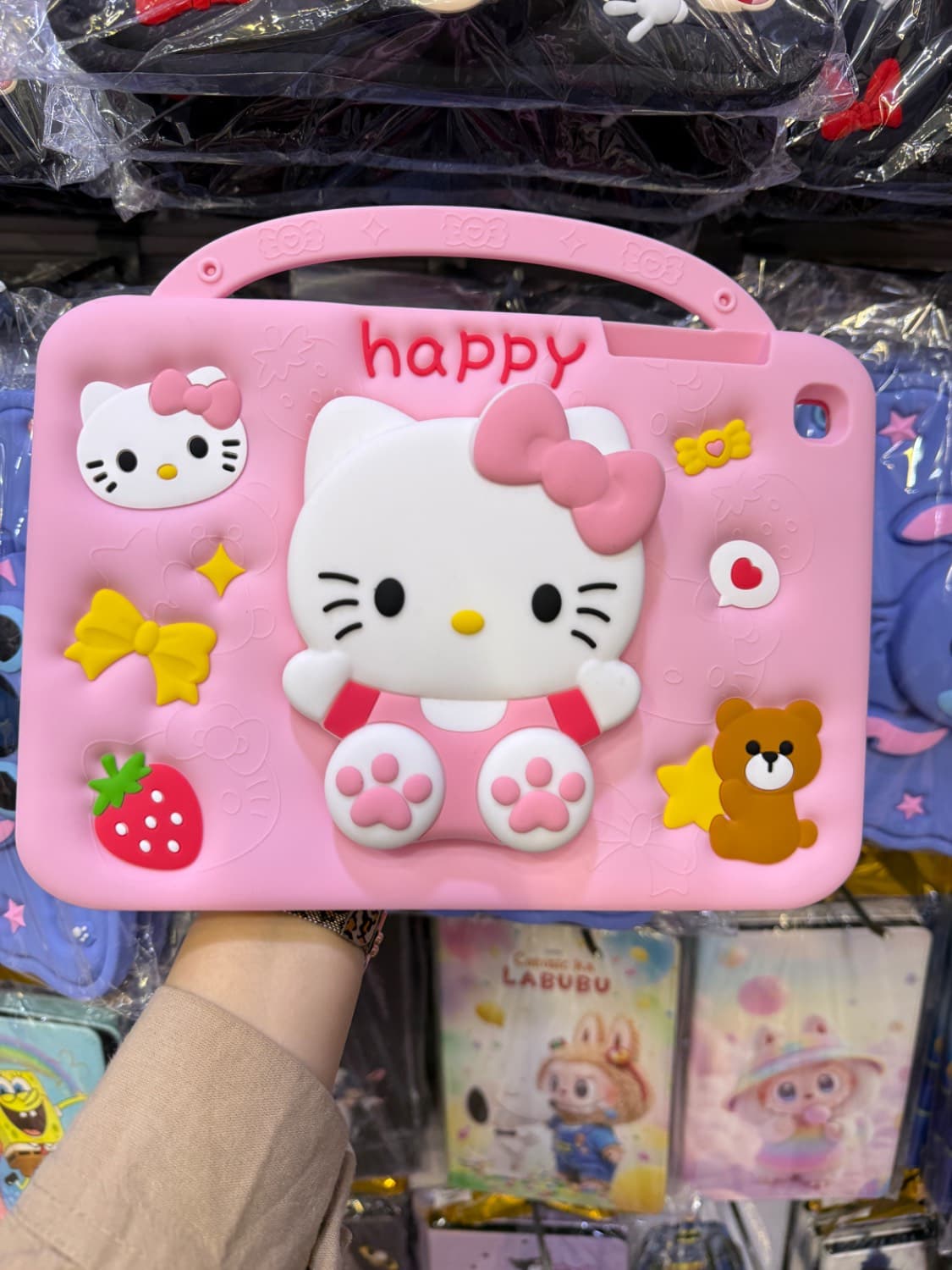 کیف کلاسوری تبلت سامسونگ (P610/P615/P613/P619) Galaxy Tab S6 Lite طرح هلو کیتی (Hello Kitty) و توت‌‌فرنگی با استند و بند 360 درجه 10.4 اینچ — تصویر ۷